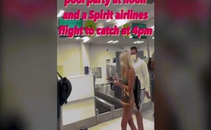 Video: Cô gái tóc vàng “mặc như không” tại sân bay Mỹ gây xôn xao