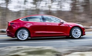 Độ chế Tesla đi hơn 2.500km không cần sạc nhờ thứ gây đau đầu trong cốp xe