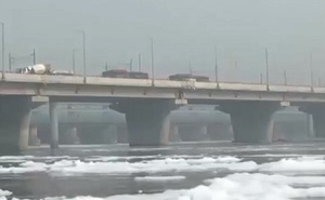 Sông Ấn Độ nổi đầy bọt trắng do ô nhiễm