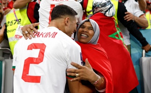Chuyện xúc động sau bức ảnh ăn mừng ôm mẹ ăn mừng của sao Maroc ở trận thắng Bỉ