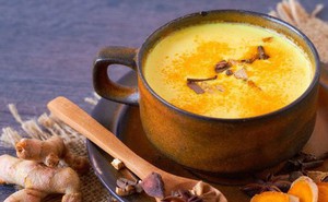 Thay đổi bất ngờ sau 7 ngày uống sữa nghệ trước khi ngủ