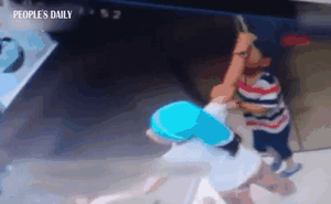 Clip: Chị gái nhanh trí cứu em thoát tư thế treo cổ trong thang máy