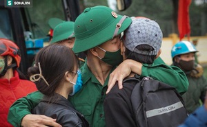 Giây phút xúc động tiễn người thân lên đường nhập ngũ ở Nghệ An và Hà Tĩnh