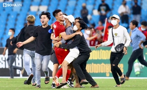 CĐV “vượt rào” tràn xuống sân, ăn mừng nhiệt hết cỡ chức vô địch của U23 Việt Nam