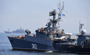 Video tàu chiến Nga rẽ băng tuyết tham gia tập trận ở vùng Viễn Đông
