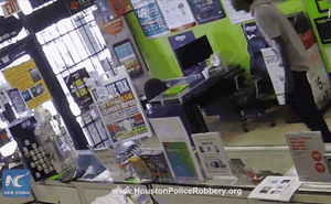 Clip: Nữ nhân viên "cao tay" nhốt tên cướp trong cửa hàng và cái kết
