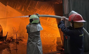 Hà Nội: Cháy dữ dội tại khu nhà xưởng hàng trăm m2