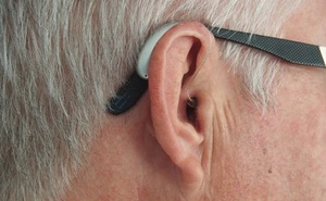 Sinh viên y cấy thiết bị bluetooth vào tai để quay cóp