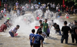 Ấn tượng lễ hội Té nước lớn nhất Việt Nam diễn ra tại Lai Châu