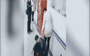 Chồng lấy lưng làm ghế cho vợ bầu ngồi nghỉ ở hành lang bệnh viện khiến dân mạng xôn xao