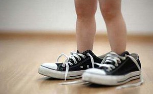 Trẻ “đi giày sớm” và trẻ “luôn đi chân đất” có sự khác biệt ở IQ và 2 điểm này khi lớn lên