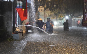 Mưa lớn kéo dài, khuya 29-4, nhiều nơi ở TP HCM vẫn ngập sâu