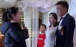 Mẹ đi lấy chồng lần hai, con gái nói 1 câu giữa đám cưới khiến cả hội trường sụt sùi