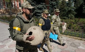 Đang đào chiến hào phòng thủ, binh sĩ Ukraine sửng sốt phát hiện cổ vật quý giá
