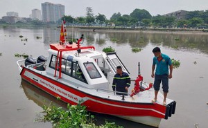 Người nhái 'lặn' hàng giờ tìm cô gái nhảy cầu tự tử