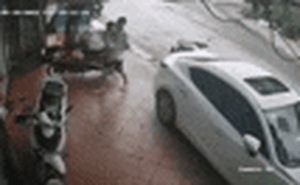 Người phụ nữ nhận 'mưa gạch đá’ vì pha nhặt được tiền rơi chiếm ngay tức khắc