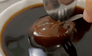Món chè trà trứng "đen sì" độc đáo ở Sài Gòn, nhìn hơi sai sai nhưng ăn là dính luôn