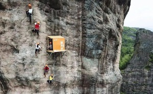 Kỳ lạ cửa hàng tiện lợi "bất tiện" nhất thế giới trên vách núi tại Trung Quốc