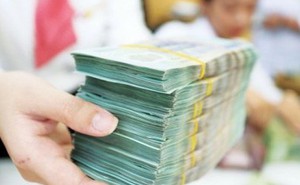 Nếu làm phép chia đều, thì mỗi người Việt có bao nhiêu tiền gửi ngân hàng?