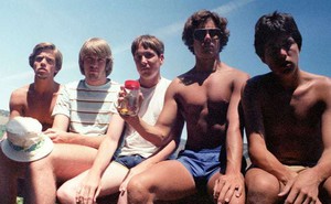 5 người đàn ông chụp cùng một kiểu ảnh suốt 40 năm