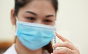 Đại diện Bộ Y tế nêu lợi ích khi tiêm mũi 4, khẳng định: Không có chuyện thừa vắc xin Covid-19