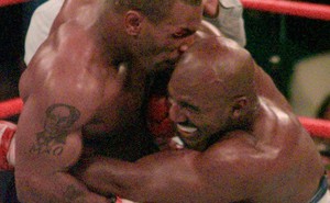 Tròn 1/4 thế kỷ và sự thật đằng sau cú cắn tai kinh điển của Mike Tyson với Holyfield