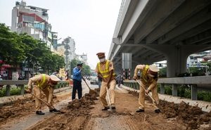 CSGT, TTGT dọn dẹp đất đá rơi vãi kín mặt đường dẫn lên cầu cạn Mai Dịch - Nam Thăng Long