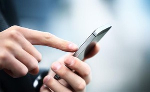 Thí sinh khoét dép nhét điện thoại mang vào phòng thi