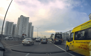 Ôtô nuối đuôi nhau đi ở làn khẩn cấp