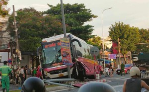 Đà Nẵng: Xe khách chở 40 người lao lên dải phân cách, húc gãy trụ đèn