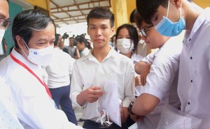 Bộ trưởng Nguyễn Kim Sơn động viên thí sinh, giáo viên dự kỳ thi tốt nghiệp THPT