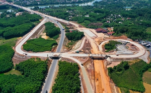 Cận cảnh tuyến cao tốc Cam Lộ - La Sơn trị giá 7.700 tỷ sắp hoàn thành