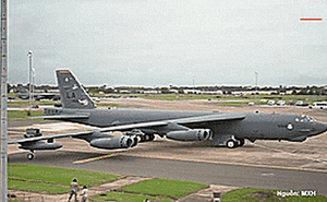 Mỹ điều B-52 bay qua loạt nước NATO cho dân… chụp hình