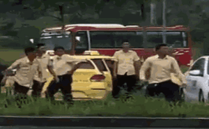 Nhóm tài xế taxi đánh bất tỉnh đồng nghiệp tại sân bay Phú Quốc