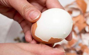 Bóc vỏ trứng luộc láng bóng chỉ 5 giây là xong nếu bạn làm theo mẹo nhỏ dưới đây