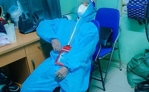 Nữ y tá chăm sóc bệnh nhân COVID-19 suốt đêm để vong linh cha yên lòng