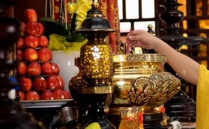 4 lưu ý khi lau dọn bàn thờ ngày rằm tháng 7 để không phạm tâm linh