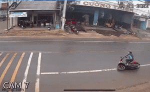 Camera vụ tai nạn ở Bảo Lộc: Bất ngờ trượt ngã, người phụ nữ bị xe máy tông tử vong