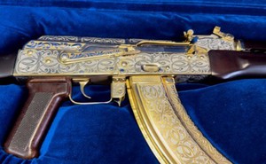 Phát hiện khẩu súng trường Kalashnikov mạ vàng tại sân bay Nga