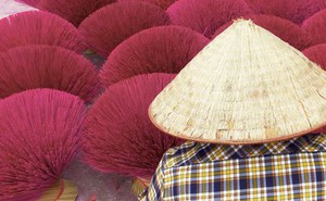 Báo nước ngoài ấn tượng với làng nghề làm hương trăm tuổi của Việt Nam
