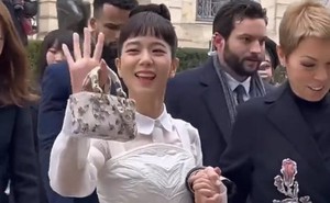 Bóc nhan sắc Jisoo ở Fashion Week: Ảnh chính thức đẹp tựa nữ thần, qua camera thường lại bị tóc mới dìm không thương tiếc