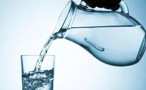 Bạn có thể tử vong vì uống quá nhiều nước? Đây là giải đáp từ các chuyên gia