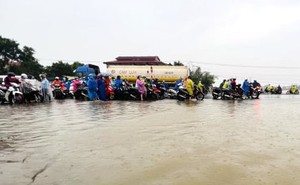 Quốc lộ 1A qua Quảng Nam ngập sâu, công nhân 'chôn chân' giữa biển nước