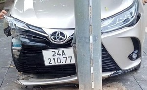 Ảnh TNGT: Toyota Vios húc tung biển báo giao thông, chỉ dừng lại khi gặp cột điện