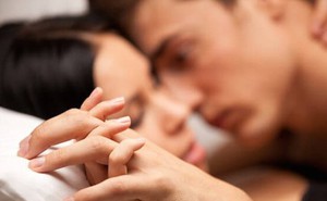 Vì cơn mưa to bất ngờ nên chồng phải chở cô khách trẻ vào nhà nghỉ trú tạm?!