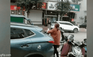 Chồng nói đi công tác nhưng vợ thấy xe ô tô trên 1 con phố, danh tính tiểu tam gây sốc nặng