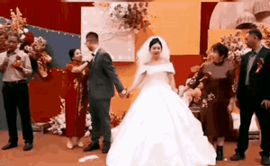 Độc lạ đám cưới: Mẹ chú rể hành động kì quặc khiến cả nhà gái "ngơ ngác", cô dâu ngượng thay