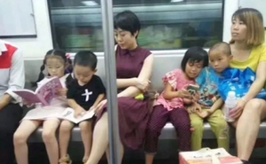 Một bức ảnh trên tàu điện ngầm viral rần rần, 2 phong cách giáo dục kinh điển được tái hiện