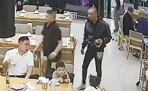 Ba cháu bé gào khóc, cầu cứu khi người cha bất ngờ bị đánh dã man tại nhà hàng