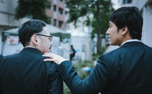 Đồng nghiệp vay tiền 1 năm chưa trả, còn mời đi đám cưới: Chủ nợ làm một việc ai cũng nể và cái kết